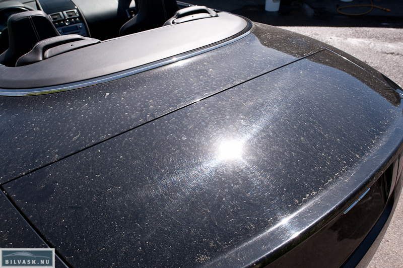 Aston Martin bagklap inden polering 
