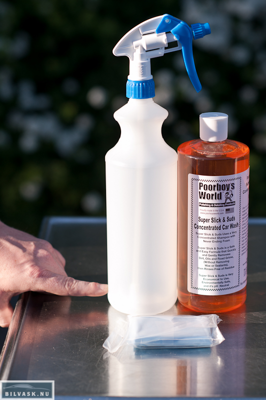 Autoshampoo i bunden og vand for resten til claybar