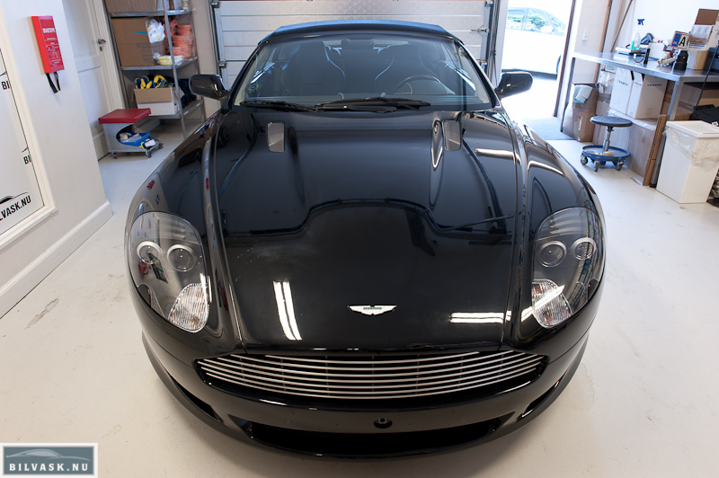 Aston Martin DB9 forfra inden polering