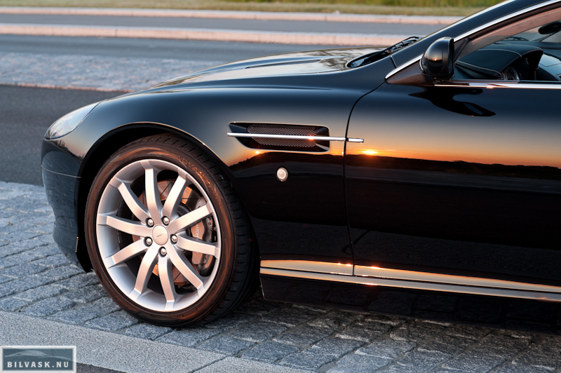Aston Martin forskærm og dør efter Karma Car Care polering 