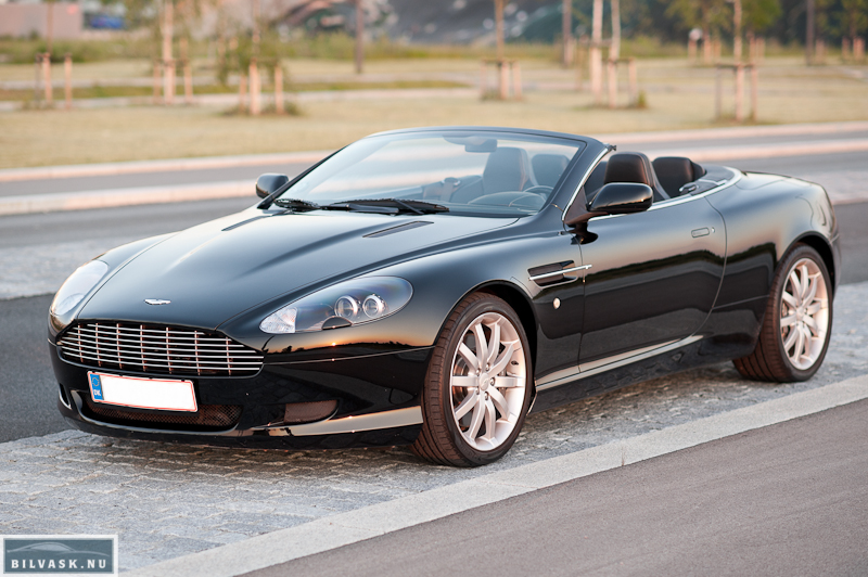 Aston Martin skråt fra siden efter billede