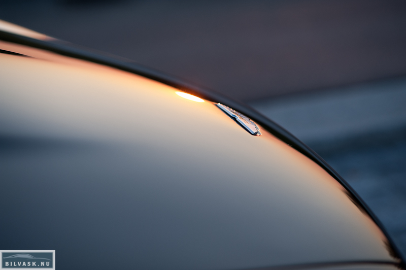 Aston Martin logo og forklap efter polering