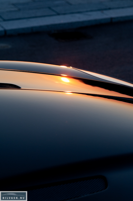 Aston Martin forklap med solnedgang 