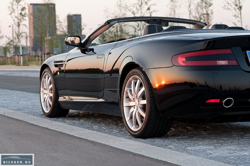 Aston Martin skråt bagfra fokus på siden efter Karma Car Care polering